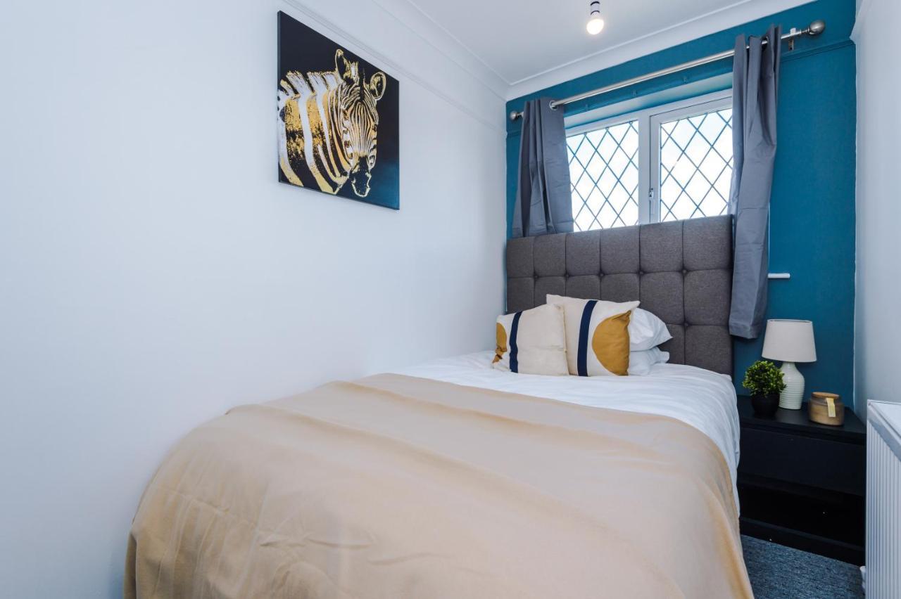 Family Friendly 3-Bed Home With Free Parking On Site Huddersfield Dış mekan fotoğraf