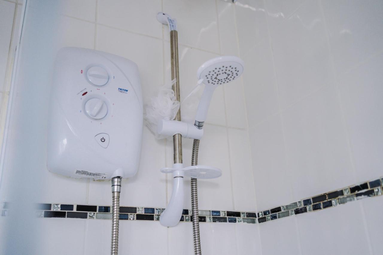 Family Friendly 3-Bed Home With Free Parking On Site Huddersfield Dış mekan fotoğraf